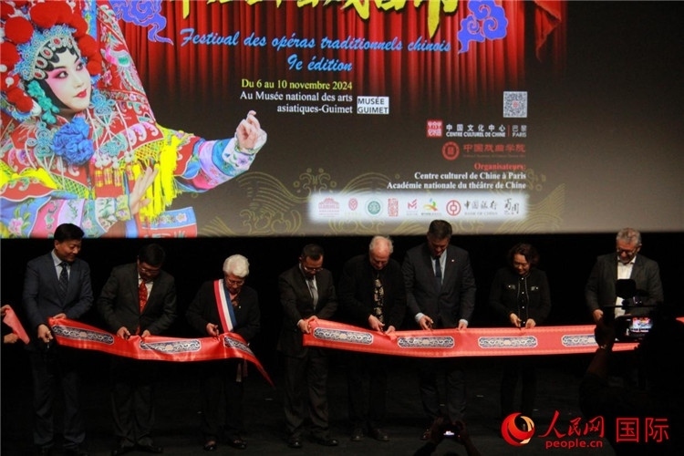 戲劇節(jié)開(kāi)幕剪彩。人民網(wǎng)記者 尚凱元攝