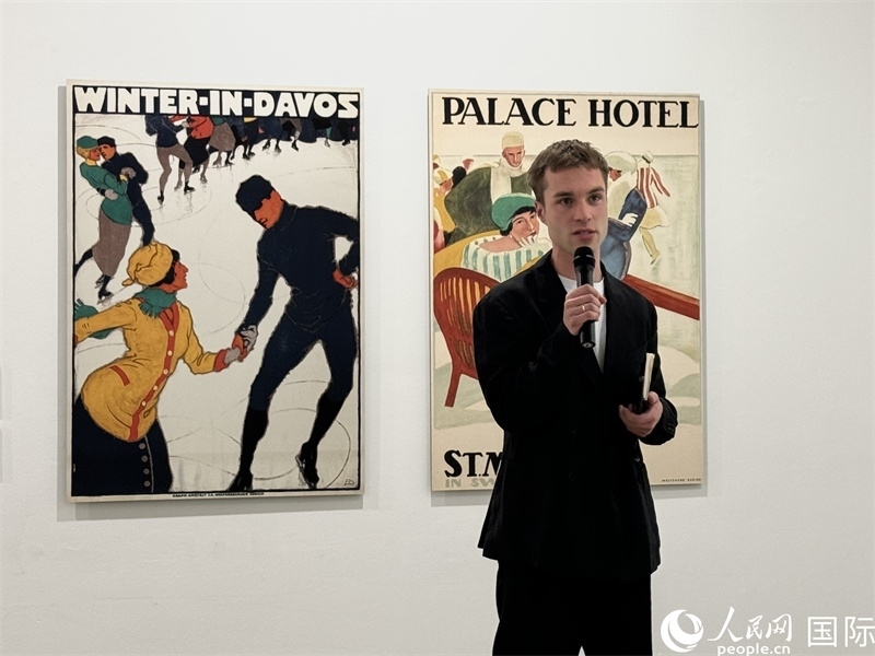 11月8日，“瑞士經(jīng)典設計展”策展人言照壁向與會嘉賓導覽。（人民網(wǎng) 謝瑩攝）