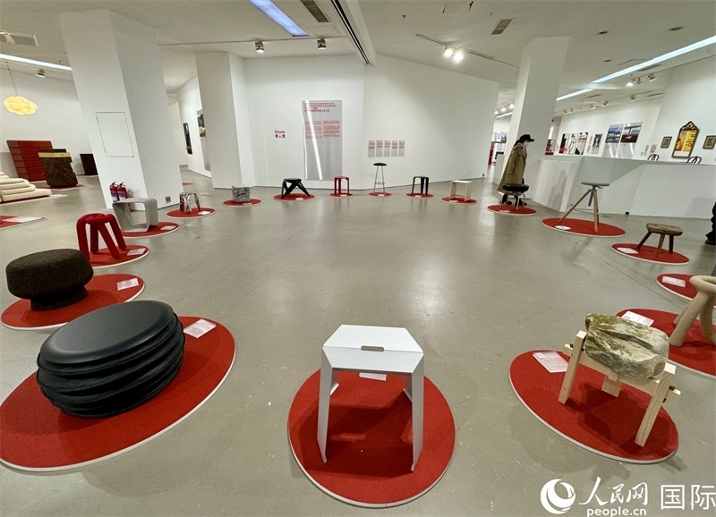 11月8日，瑞士經(jīng)典設計展現(xiàn)場。（人民網(wǎng) 謝瑩攝）