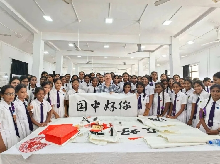 斯里蘭卡學(xué)生在系列活動中學(xué)習(xí)中國書法。圖片由主辦方提供