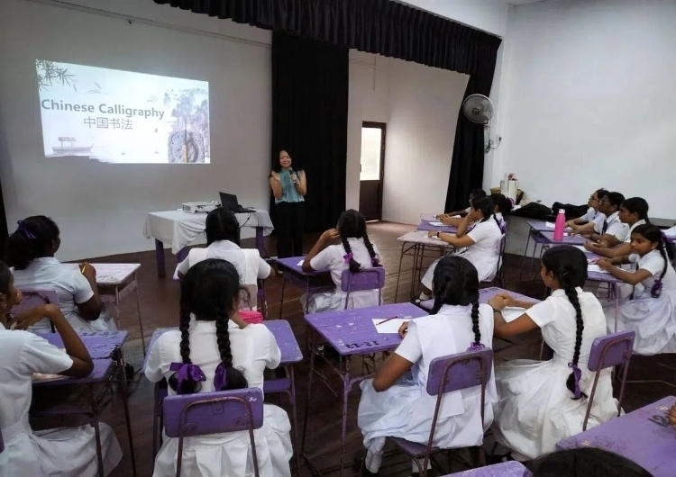 斯里蘭卡學(xué)生在系列活動中學(xué)習(xí)中國書法。圖片由主辦方提供