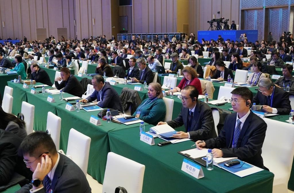 11月7日，中外嘉賓在首屆世界古典學大會開幕式現(xiàn)場聽會。新華社記者 張晨霖 攝