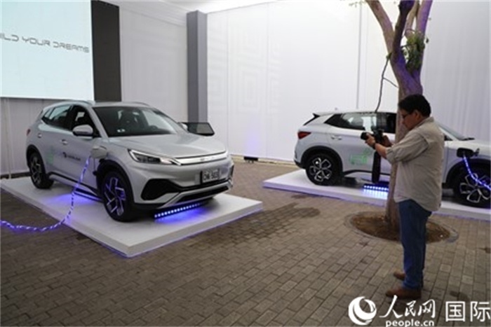 圖為秘魯媒體記者正在拍攝現(xiàn)場(chǎng)展出的比亞迪電動(dòng)汽車。 人民網(wǎng)記者姜波攝