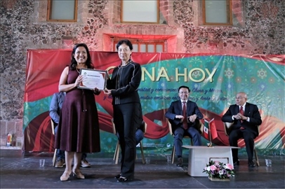 李雅芳向加比拉爾·塞迪略授予“拉美分社榮譽員工”稱號。主辦方供圖