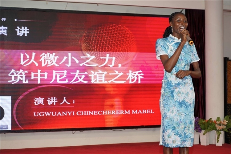 選手張佳寧演講中。尼日利亞中國文化中心供圖