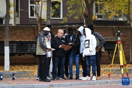 在天津鐵道職業(yè)技術(shù)學(xué)院，老師指導(dǎo)幾內(nèi)亞學(xué)員使用測距儀器（11月11日攝）。新華社記者 李然 攝