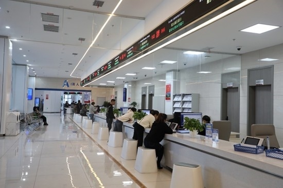 觀山湖區(qū)政務(wù)大廳窗口辦事忙。