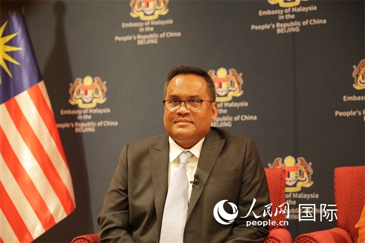 馬來西亞駐華大使諾曼在11月12日召開的記者見面會上回答記者提問。人民網 王婧攝