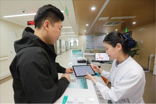 患者在護(hù)士站為家屬辦理床旁出院手續(xù)。圖片來源：山東第一醫(yī)科大學(xué)第二附屬醫(yī)院