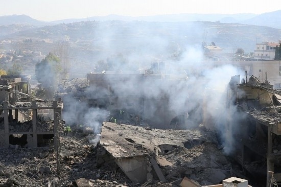 這是10月16日在黎巴嫩南部城鎮(zhèn)加納拍攝的遭摧毀的建筑。新華社發(fā)（阿里·哈希紹攝）