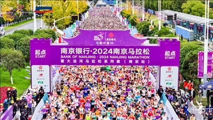 比賽選手沖出起點(diǎn)。賽事組委會供圖