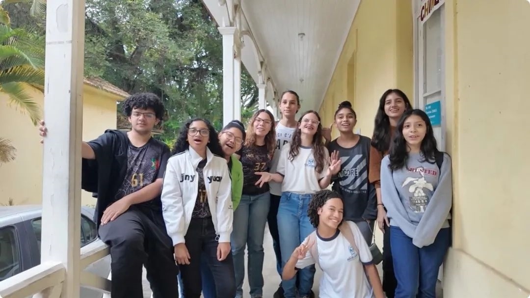 學(xué)生們用中文跟島叔問好。作者供圖