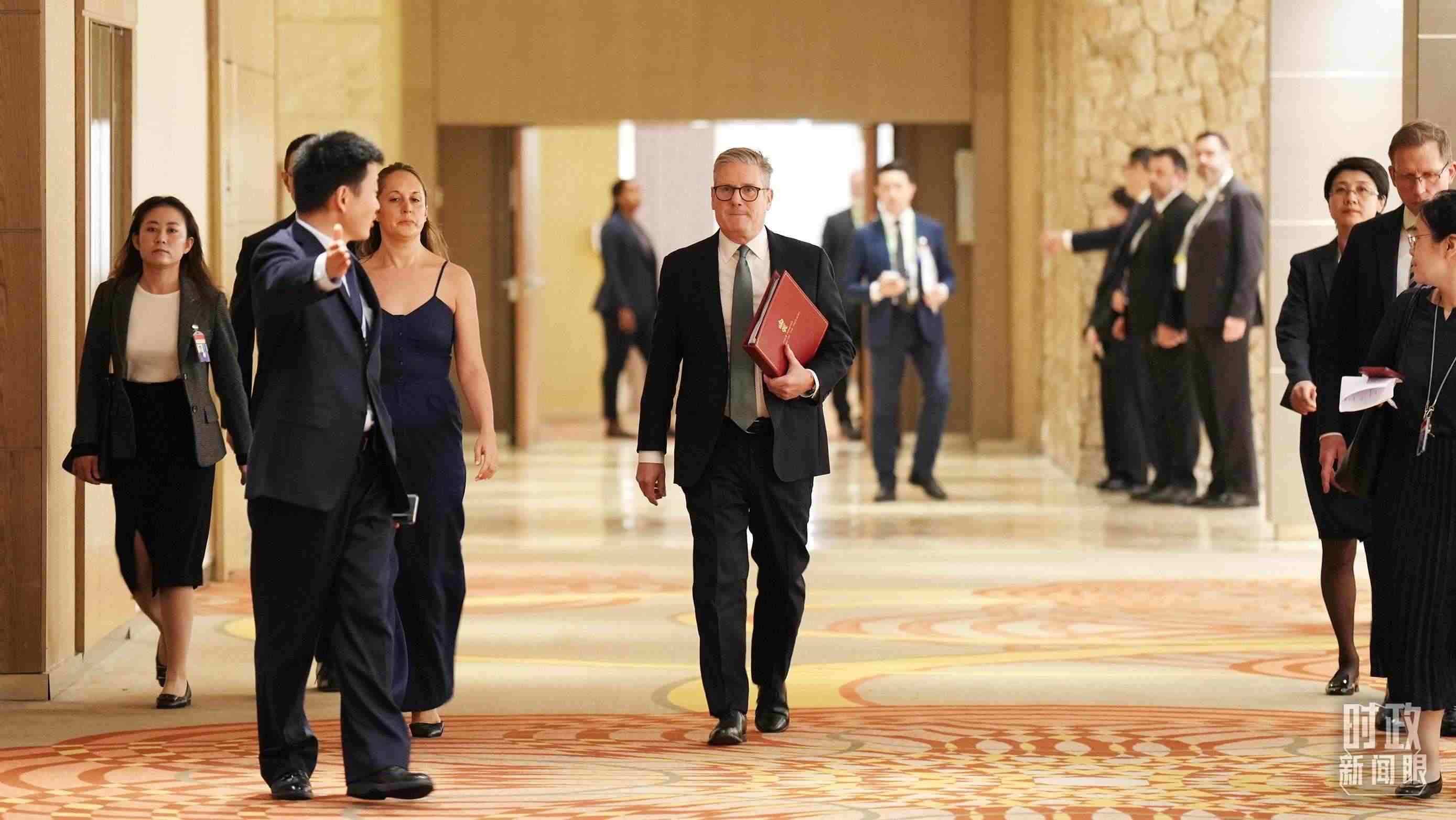 △英國首相斯塔默抵達(dá)會見現(xiàn)場。（總臺記者李晉拍攝）