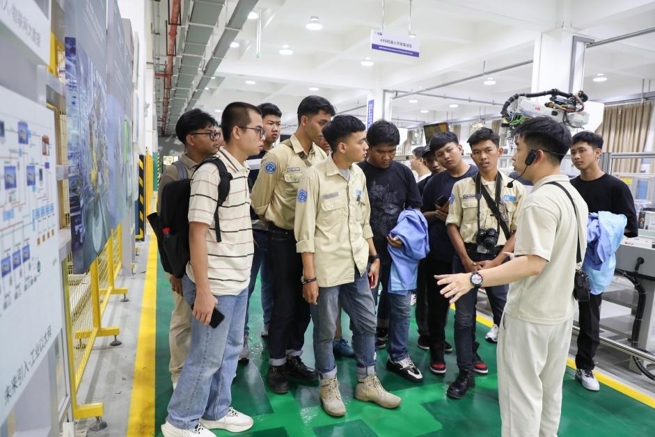 來華留學(xué)生在工程實踐中心上課。教育部職業(yè)教育與成人教育司供圖