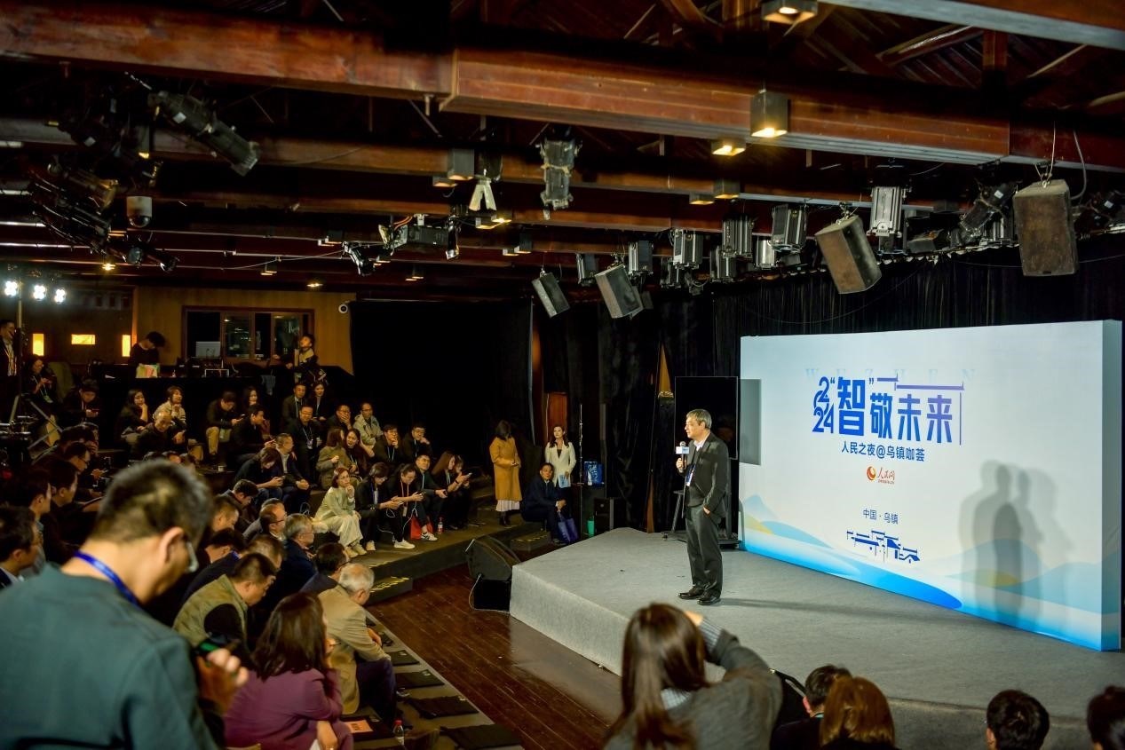 在開場環(huán)節(jié)，清華大學(xué)人工智能研究院常務(wù)副院長、教授孫茂松發(fā)言分享。人民網(wǎng)記者 任峰濤攝