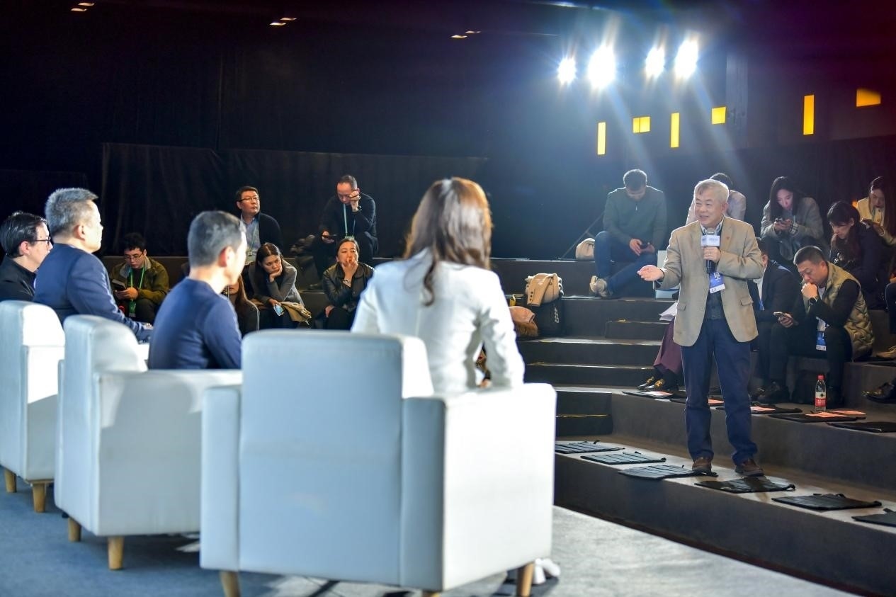 陳長汶教授與對話嘉賓現(xiàn)場互動。人民網(wǎng)記者 任峰濤攝