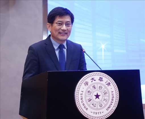 清華大學(xué)國家治理研究院執(zhí)行院長(zhǎng)、清華大學(xué)計(jì)算社會(huì)科學(xué)與國家治理實(shí)驗(yàn)室執(zhí)行主任孟慶國教授演講。供圖單位：清華大學(xué)國家治理研究院