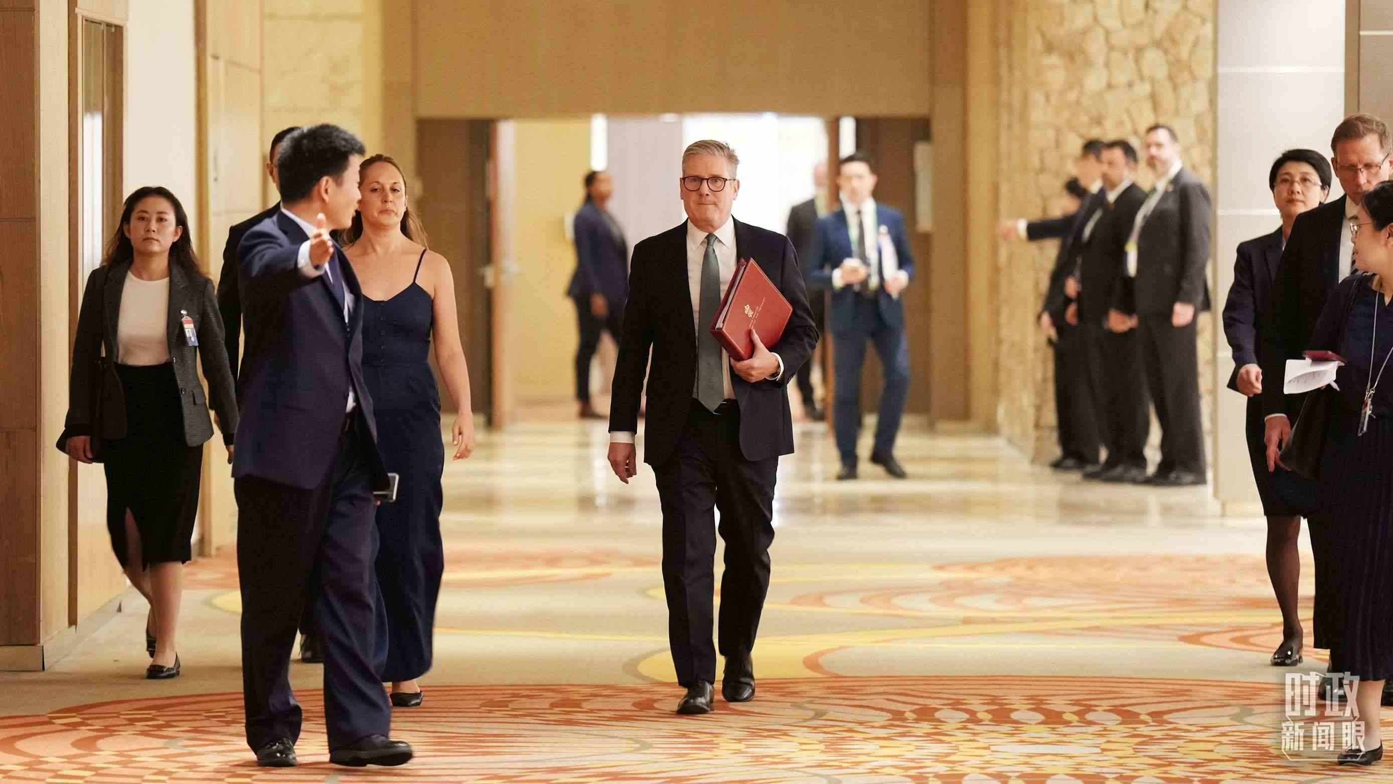 英國(guó)首相斯塔默抵達(dá)會(huì)見(jiàn)現(xiàn)場(chǎng)，這是他首次同習(xí)主席面對(duì)面交流。