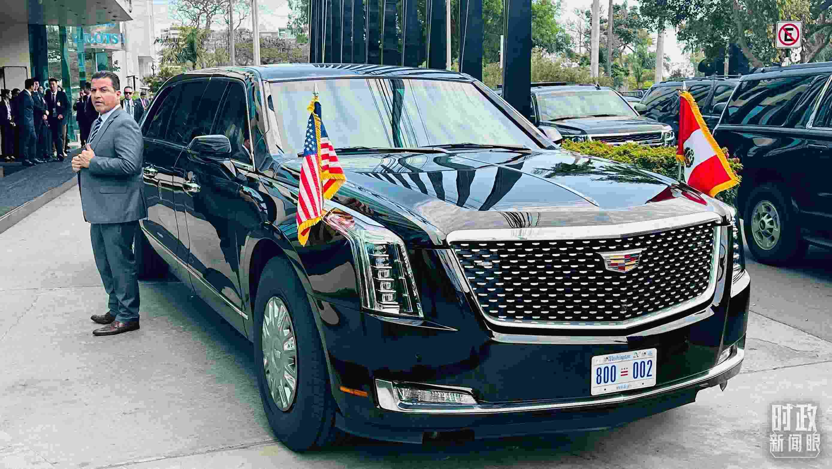 美國(guó)總統(tǒng)拜登乘車(chē)抵達(dá)中美元首會(huì)晤現(xiàn)場(chǎng)。（總臺(tái)央視記者范一鳴拍攝）