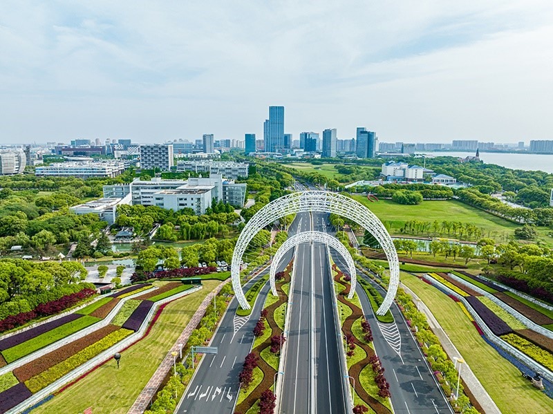 圖為蘇州工業(yè)園區(qū)星湖街鋼結(jié)構(gòu)雕塑。