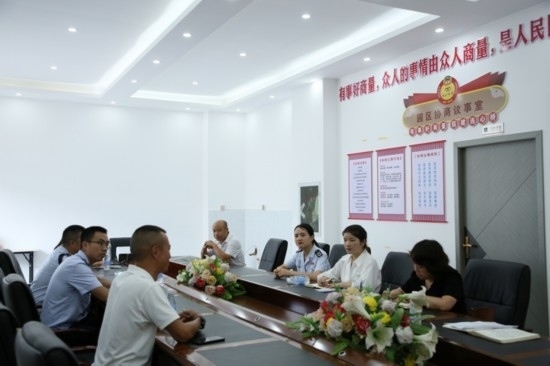 榕江縣稅務(wù)局在園區(qū)協(xié)商議事室協(xié)調(diào)解決企業(yè)訴求。黔東南州稅務(wù)局供圖