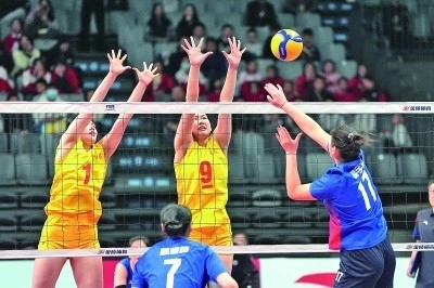 11月27日，山東隊(duì)球員李晨瑄（中）、李美君（左）在比賽中攔網(wǎng)。新華社發(fā)