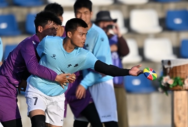 11月28日，花炮半決賽，廣西隊(duì)與海南隊(duì)展開激烈角逐。新華社記者 郭程攝