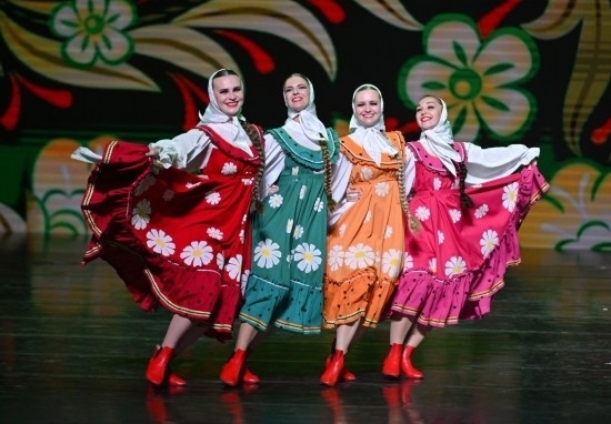 6月22日，2024-2025“中俄文化年”海南島歡樂(lè)節(jié)俄羅斯藝術(shù)團(tuán)體巡演在海口市舉行。新華社記者郭程攝