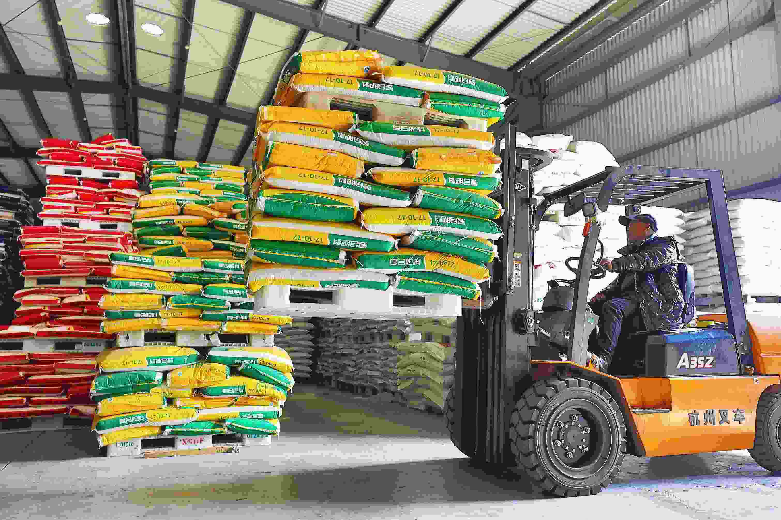 2023年2月15日，在浙江義烏供銷聯(lián)社的農(nóng)資貯存?zhèn)}庫(kù)，工作人員正在調(diào)運(yùn)復(fù)合肥料等農(nóng)資。