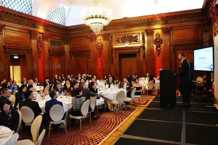 中英各界代表歡聚一堂展望2025新航程。吳若鳴攝