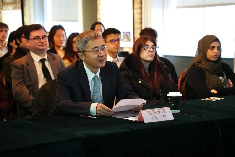 中國(guó)駐英國(guó)大使館公使王起發(fā)表講話。吳若鳴攝