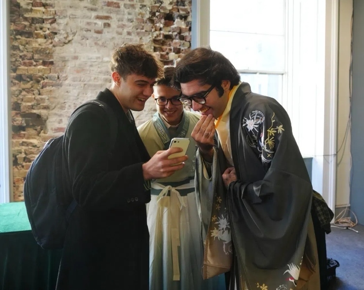 英國(guó)學(xué)生感受漢服魅力。吳若鳴攝