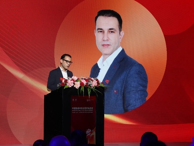 阿聯(lián)酋電信公司國際漫游與物聯(lián)網(wǎng)業(yè)務(wù)負(fù)責(zé)人賈瓦德·本塔賈爾致辭。中國聯(lián)通中東公司供圖