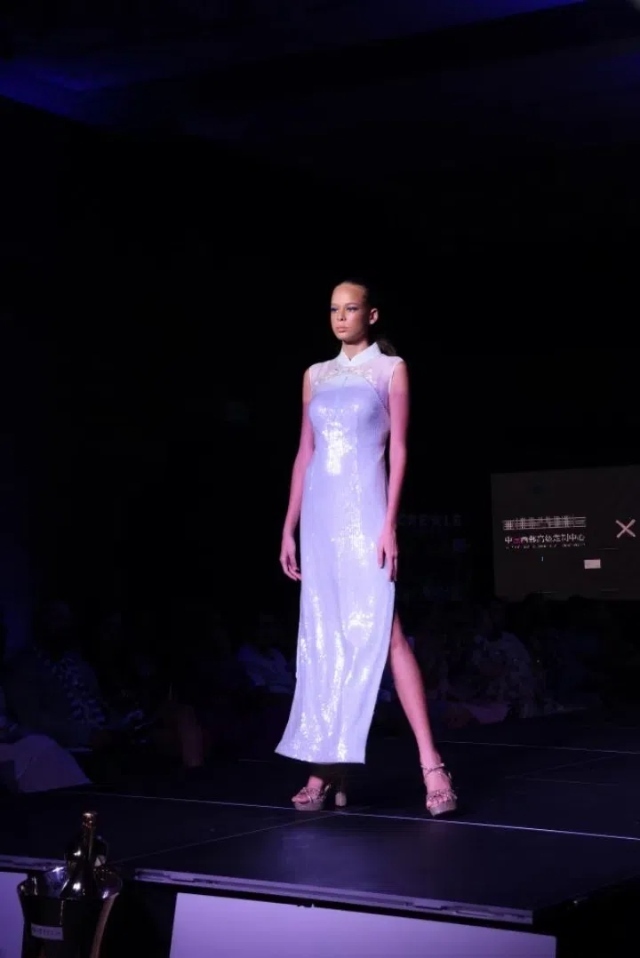 模特展示新中式禮服。顏李芳攝
