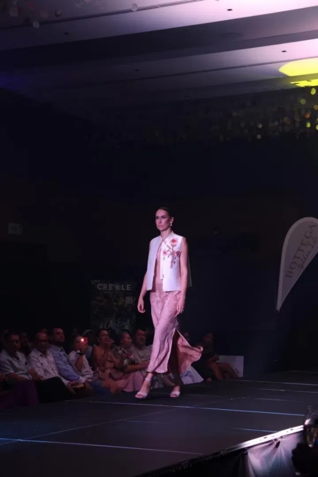 模特展示新中式禮服。顏李芳攝