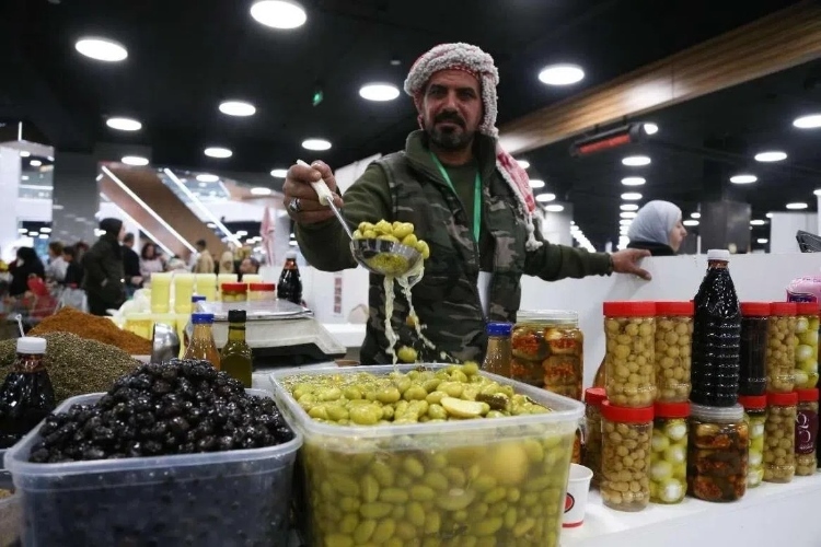 一位展商展示腌橄欖。納達(dá)爾·達(dá)烏德攝