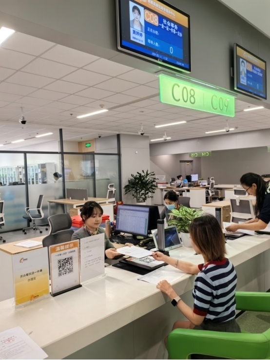 成都高新區(qū)“開辦餐飲店一件事”服務(wù)窗口。成都市市場監(jiān)督管理局供圖