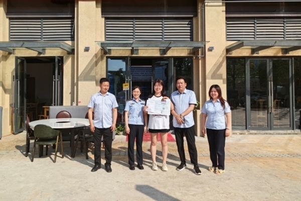 當(dāng)?shù)毓ぷ魅藛T上門為經(jīng)營者送來了證件。蒼溪縣行政審批和數(shù)據(jù)局供圖