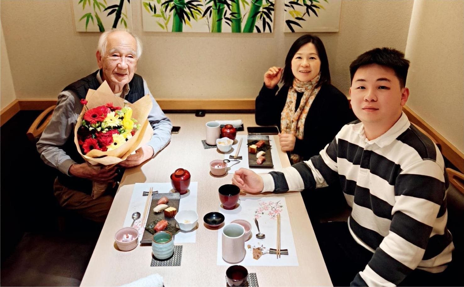 佐佐木俊一與彭林（中）、彭俊霖（右）在一起。