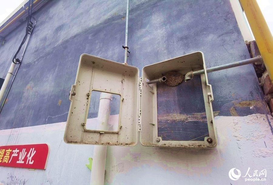 在玉山村的一處未安裝燃?xì)獗淼谋硐鋬?nèi)，掛著一個(gè)馬蜂窩。人民網(wǎng)記者 慎志遠(yuǎn)攝