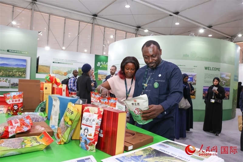 嘉賓了解中國館展示產(chǎn)品。人民網(wǎng)記者任皓宇攝