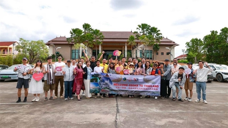 參與活動的中國游客與當(dāng)?shù)靥﹪撕嫌??；顒又鬓k方供圖