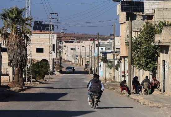 這是12月1日拍攝的敘利亞哈馬省北部一處城鎮(zhèn)街道。新華社發(fā)