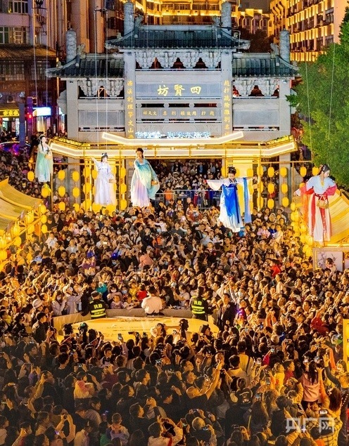 改造后的郁孤臺(tái)歷史文化街區(qū)流光溢彩，吸引游客沉浸式體驗(yàn)宋朝文化（央廣網(wǎng)發(fā) 胡中 攝）