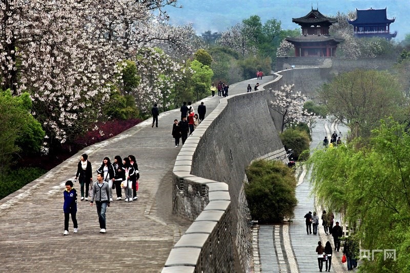 游客在贛州宋城古城墻上漫步，欣賞城市風(fēng)景（央廣網(wǎng)發(fā) 胡懷軍 攝）
