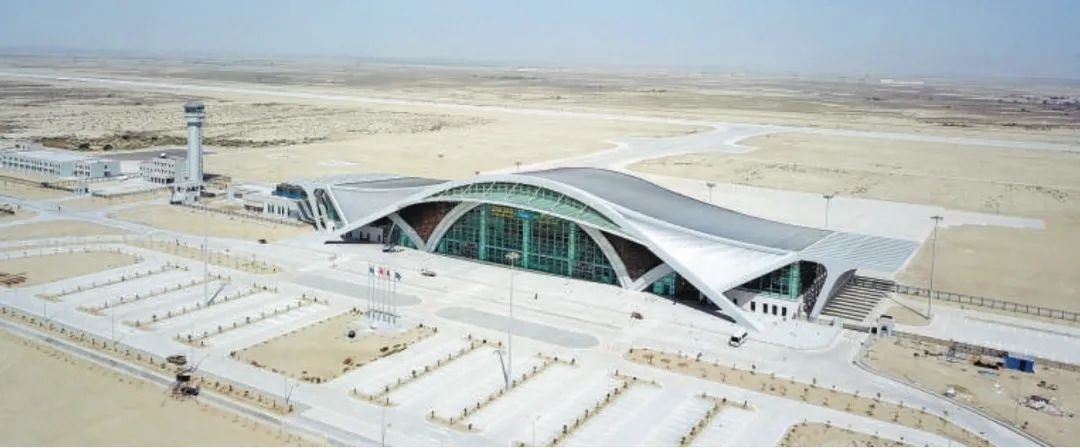 今年10月正式竣工的巴基斯坦瓜達爾新國際機場是中巴經濟走廊建設進一步走向深入的重要標志，有力推動中巴經濟走廊建設成為高質量共建“一帶一路”的示范性項目。圖為瓜達爾新國際機場。艾哈邁德·卡邁勒 攝（新華社發(fā)）