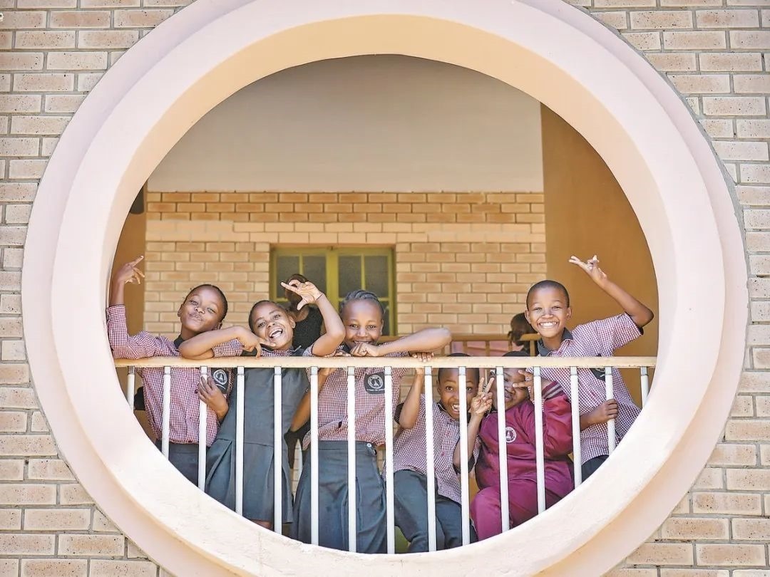 位于博茨瓦納南部的莫帕尼小學是中國援建的現代化學校，當地兒童的教育條件因此得到改善。圖為莫帕尼小學課間休息的學生們。新華社記者 韓旭 攝