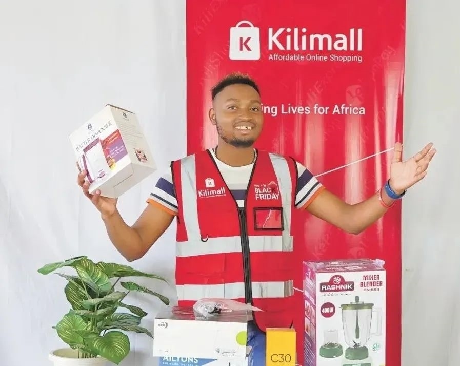 隨著“絲路電商”國際合作深入推進，共建“一帶一路”國家雙多邊數字貿易規(guī)則對接不斷強化。借助“絲路電商”合作機制，肯尼亞主播迪克森·恩甘加在當地直播帶貨。劉婉晴 攝（新華社發(fā)）