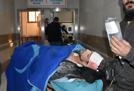 11月29日，在敘利亞阿勒頗，傷者被送往醫(yī)院接受治療。新華社發(fā)