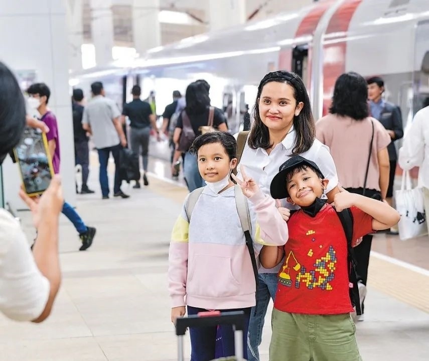 雅萬高鐵是我國在境外完成全過程勘察設計建設的首個高鐵項目，于去年10月17日正式開通運營，是中印尼共建“一帶一路”合作的典范。圖為乘客在和雅萬高鐵動車組合影留念。新華社記者 徐欽 攝